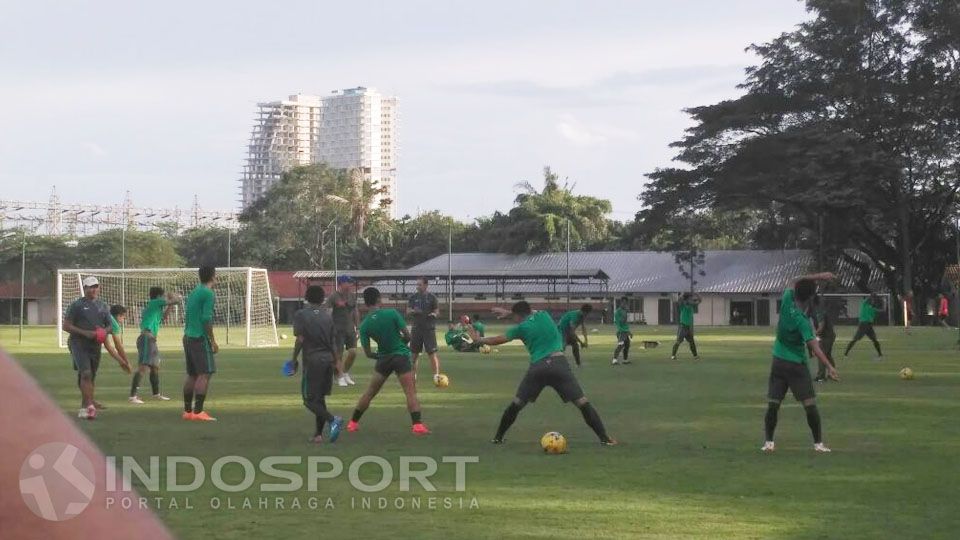 Timnas Indonesia saat berlatih Lapangan Sepakbola Sekolah Pelita Harapan (SPH). Copyright: &copy; Petrus Manus Da Yerimon/INDOSPORT
